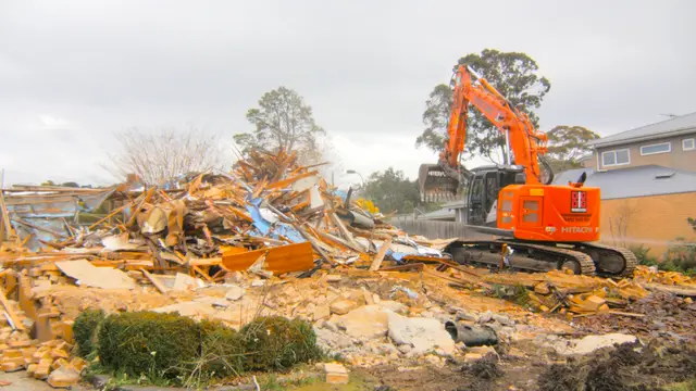 Brick veneer house demolition in Heidelberg: during demolition (photo 3)
