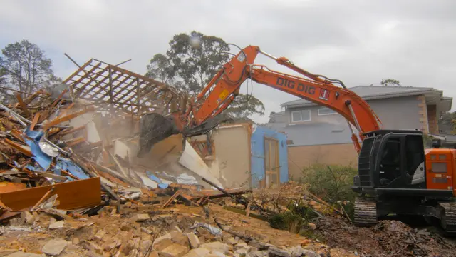 Brick veneer house demolition in Heidelberg: during demolition (photo 5)