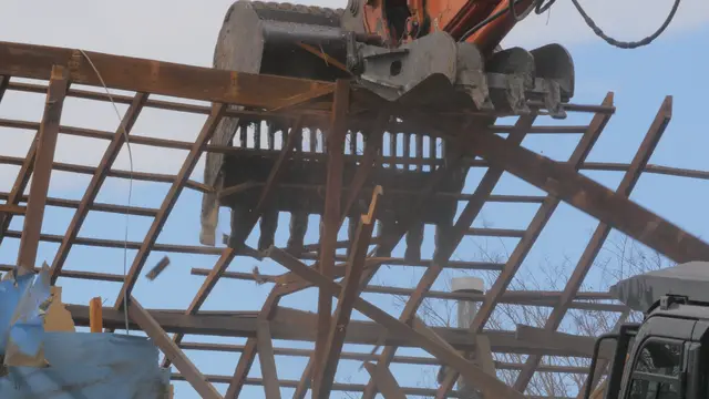 Brick veneer house demolition in Heidelberg: during demolition (photo 2)